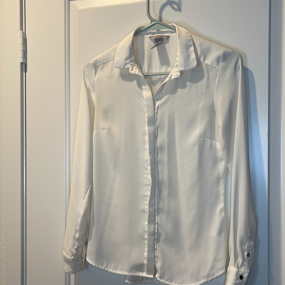 H&M button down blouse. - Picture 2 of 6